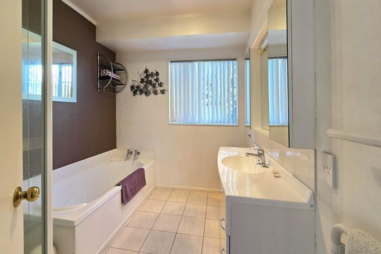 Photo of property in 8 Montague Way, Taradale, Napier, 4112