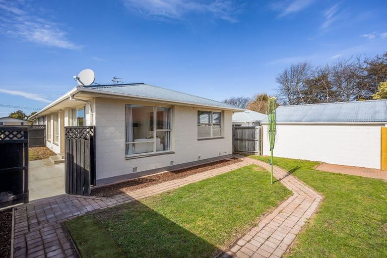 Photo of property in 2/18 Inwoods Road, Parklands, Christchurch, 8083