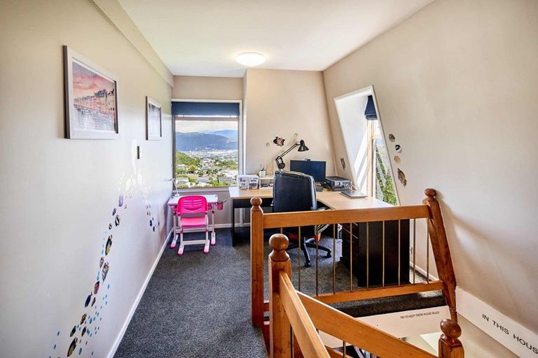 Photo of property in 33 Acacia Avenue, Maungaraki, Lower Hutt, 5010