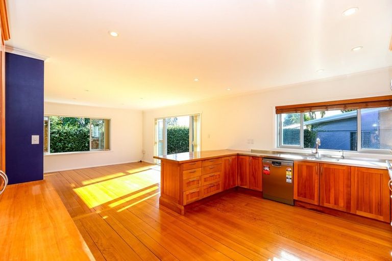 Photo of property in 82 Wairau Road, Oakura, 4314