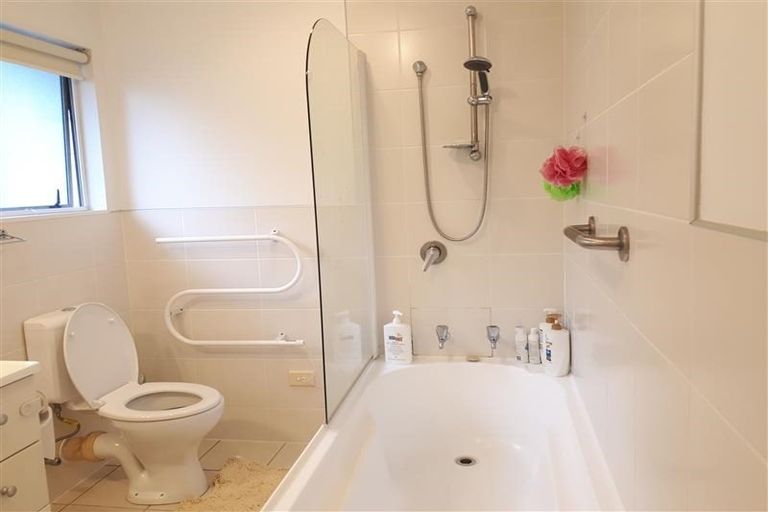 Photo of property in 22 Harbour Lights Close, West Harbour, Auckland, 0618