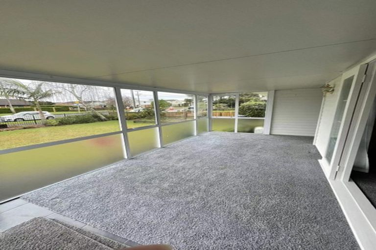 Photo of property in 65 Beach Road, Te Atatu Peninsula, Auckland, 0610