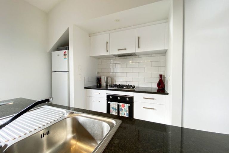 Photo of property in 2 Brassey Road, Birkenhead, Auckland, 0626