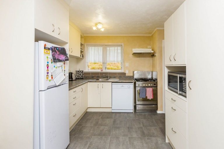 Photo of property in 39 Vista Crescent, Maoribank, Upper Hutt, 5018