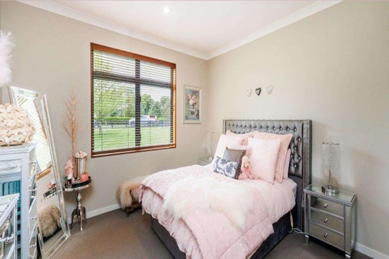 Photo of property in 7 Titirangi Drive, Fitzherbert, Palmerston North, 4471