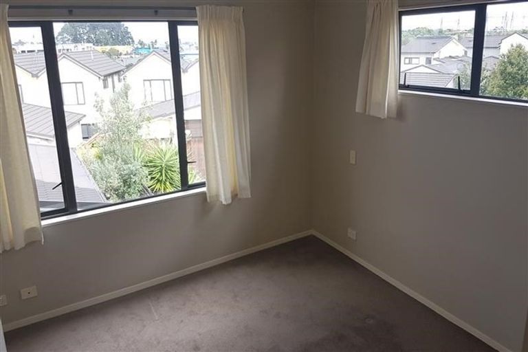 Photo of property in 37 Spalding Rise, Golflands, Auckland, 2013
