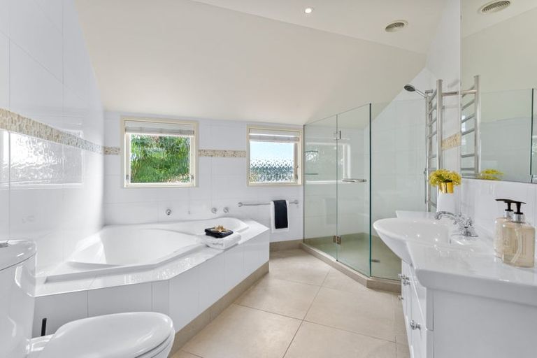 Photo of property in 631 Beach Road, Rothesay Bay, Auckland, 0630