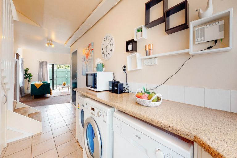 Photo of property in 2/89 Portage Road, New Lynn, Auckland, 0600