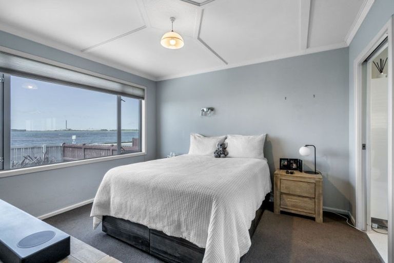 Photo of property in 246 Marine Parade, Bluff, 9814