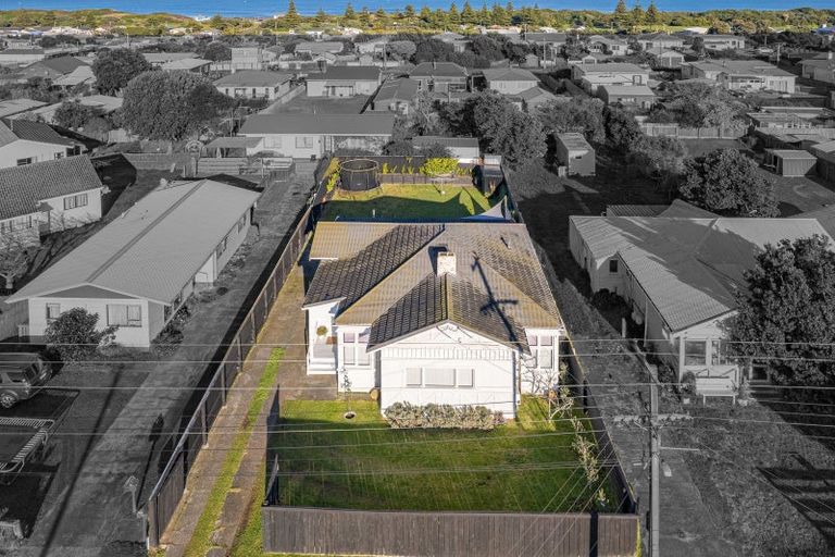 Photo of property in 113 Cornfoot Street, Castlecliff, Whanganui, 4501