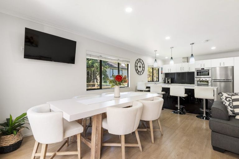 Photo of property in 7 Emerald Way, Rosedale, Auckland, 0632