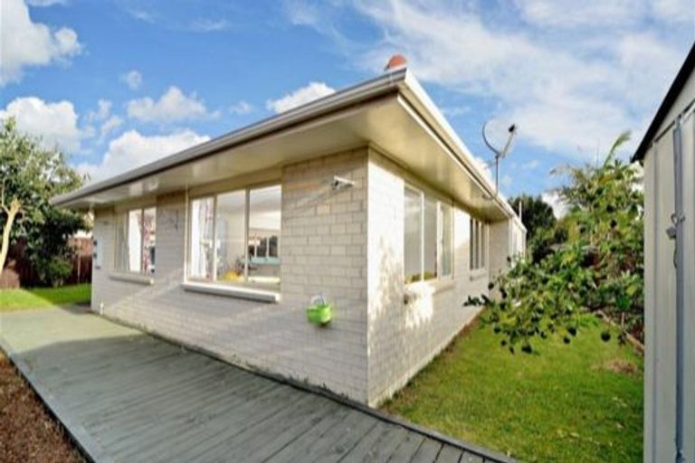 Photo of property in 2/329 Botany Road, Golflands, Auckland, 2013