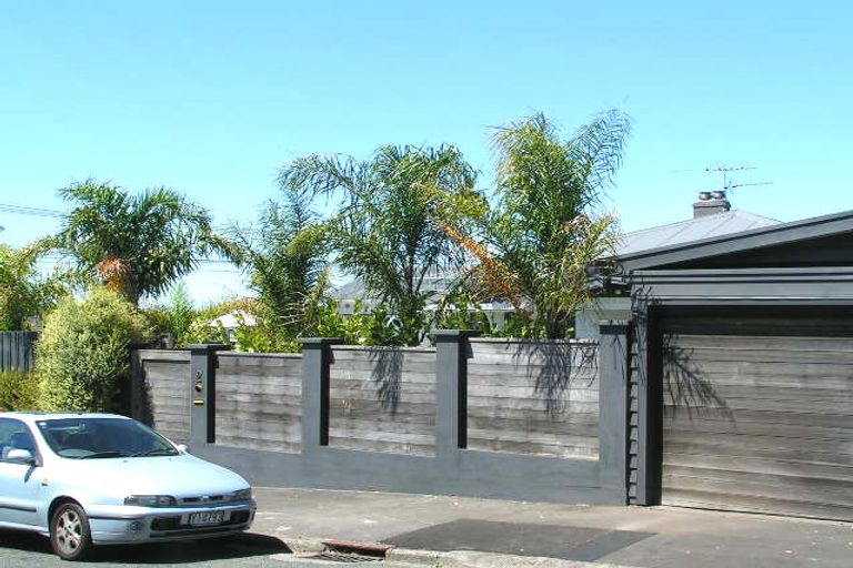 Photo of property in 2 Faulkner Road, Northcote Point, Auckland, 0627