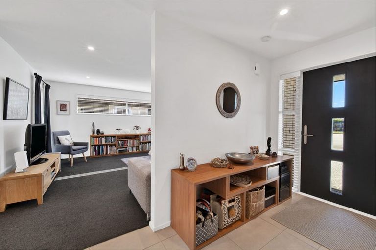 Photo of property in 16 Whitau Place, Marshland, Christchurch, 8083