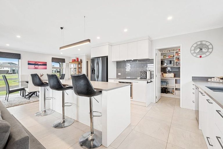 Photo of property in 14 Poutawa Lane, Clarks Beach, 2122