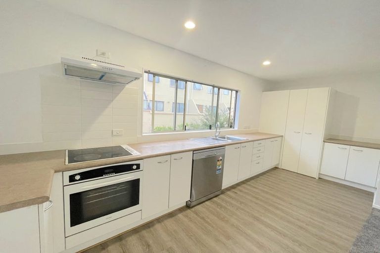 Photo of property in Lakeview Terrace, 2/14 Ambrico Place, New Lynn, Auckland, 0600