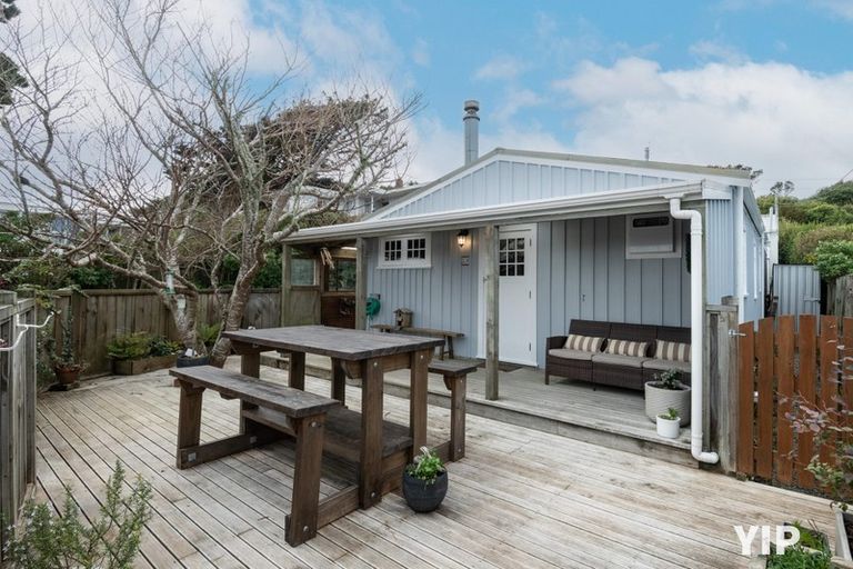 Photo of property in 20a Chapman Street, Newlands, Wellington, 6037