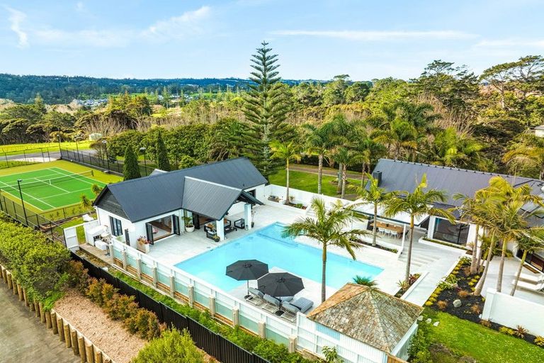 Photo of property in 211 Schnapper Rock Road, Schnapper Rock, Auckland, 0632