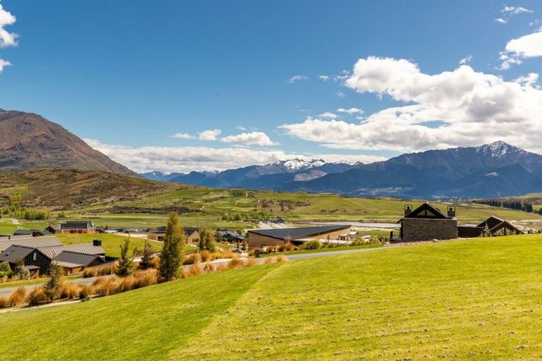 Photo of property in 33 Cappie Drive, Jacks Point, Queenstown, 9371