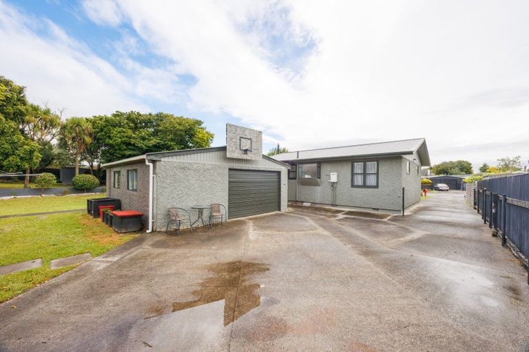 Photo of property in 2 Pukatea Place, Milson, Palmerston North, 4414
