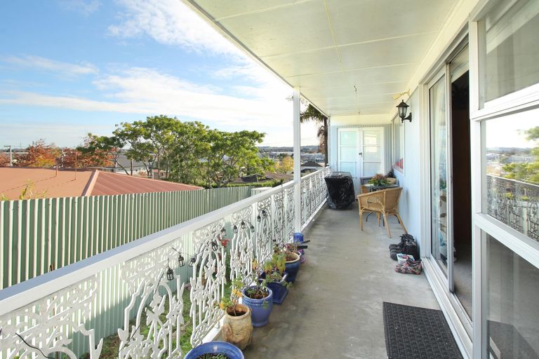 Photo of property in 2/18 Wellington Street, Papakura, 2110