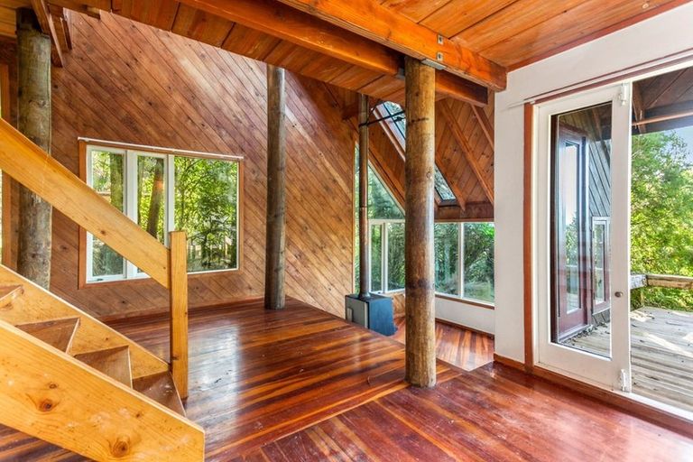 Photo of property in 40 Otitori Bay Road, Titirangi, Auckland, 0604