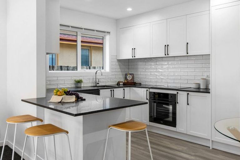 Photo of property in 2/320 Memorial Avenue, Burnside, Christchurch, 8053