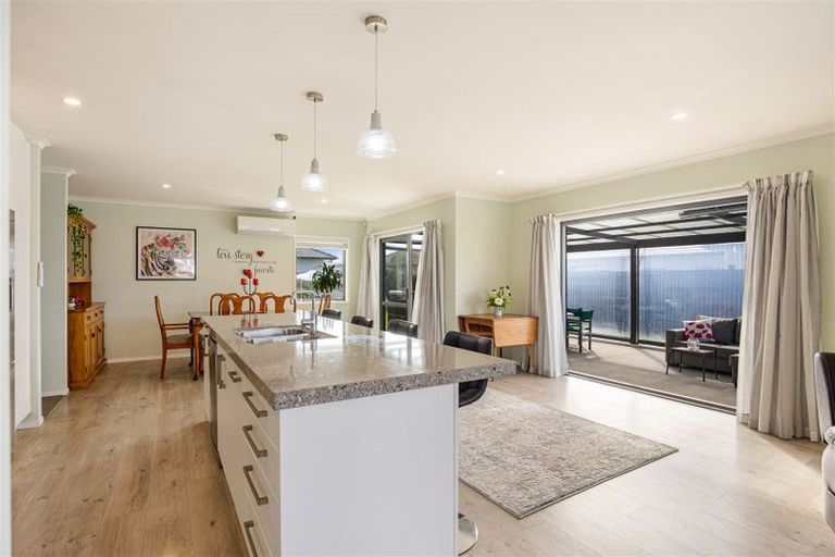 Photo of property in 4 Aporo Drive, Kumeu, 0810