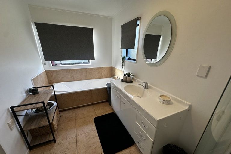 Photo of property in 1/41 Radiata Lane, Chatswood, Auckland, 0626