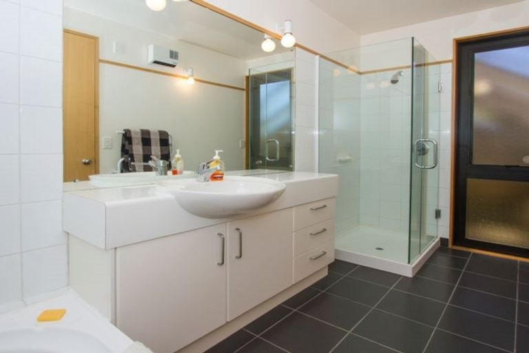 Photo of property in 2/19 Churchill Road, Murrays Bay, Auckland, 0630