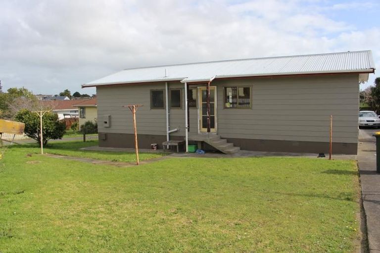 Photo of property in 16 Palmers Road, Clendon Park, Auckland, 2103