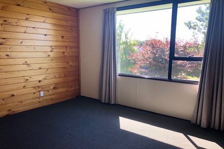 Photo of property in 2/2 Grenadine Place, Unsworth Heights, Auckland, 0632