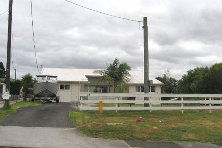Photo of property in 24 Tiri Tiri Road, Birkdale, Auckland, 0626