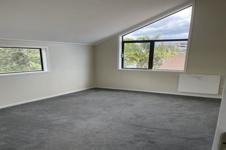 Photo of property in 2/179 Wiseley Road, West Harbour, Auckland, 0618