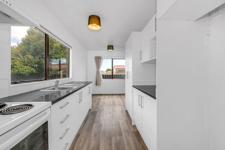 Photo of property in 2/103 Chichester Drive, Rosehill, Papakura, 2113