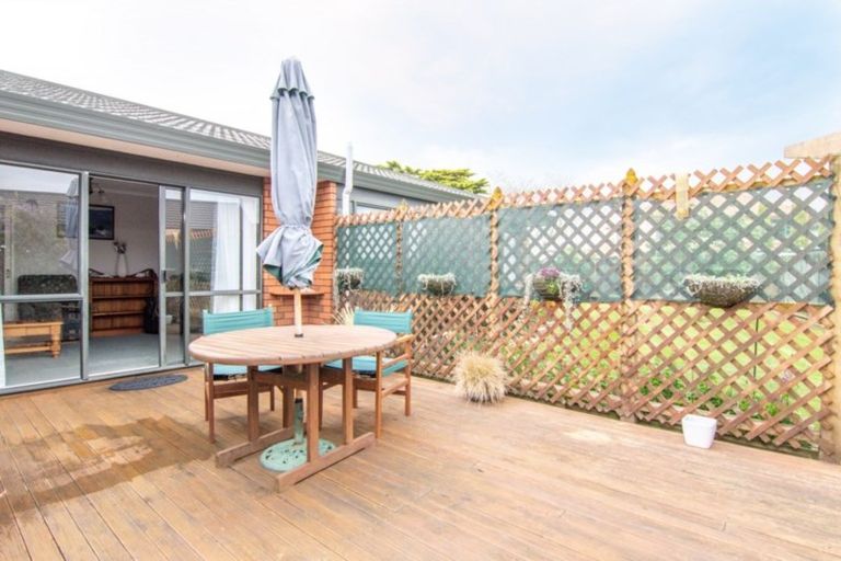 Photo of property in 14 Rosebank Avenue, Kelvin Grove, Palmerston North, 4414