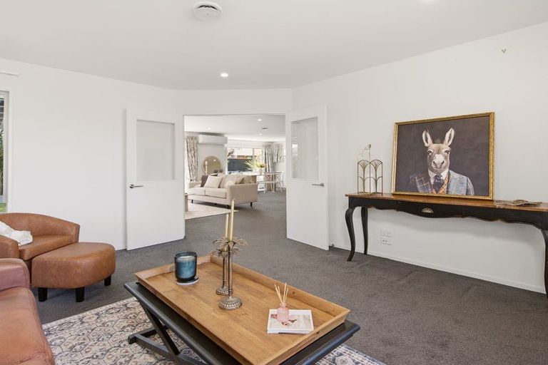 Photo of property in 10 Linkwater Way, Parklands, Christchurch, 8083