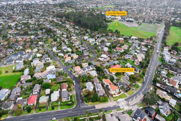 Photo of property in 210 East Coast Road, Forrest Hill, Auckland, 0620