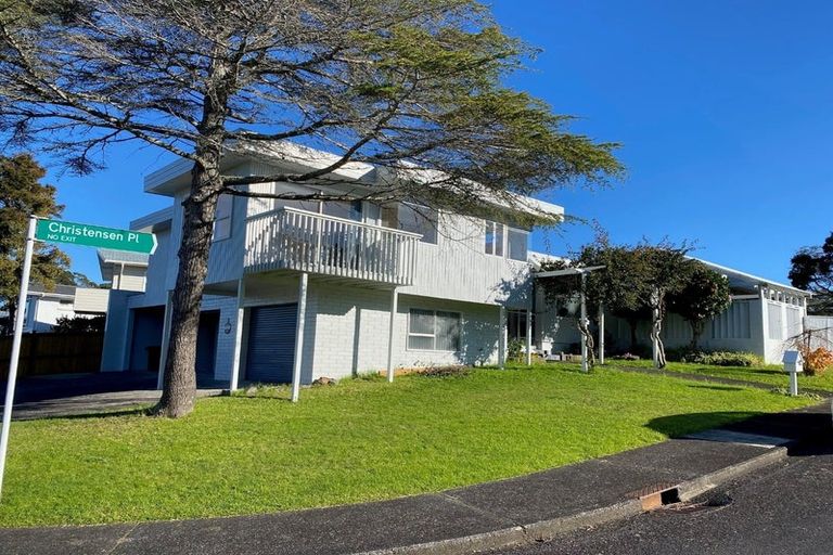 Photo of property in 92 Ravenwood Drive, Forrest Hill, Auckland, 0620
