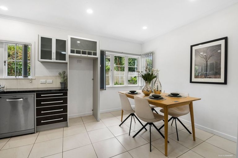 Photo of property in 2/18 Forrest Hill Road, Forrest Hill, Auckland, 0620
