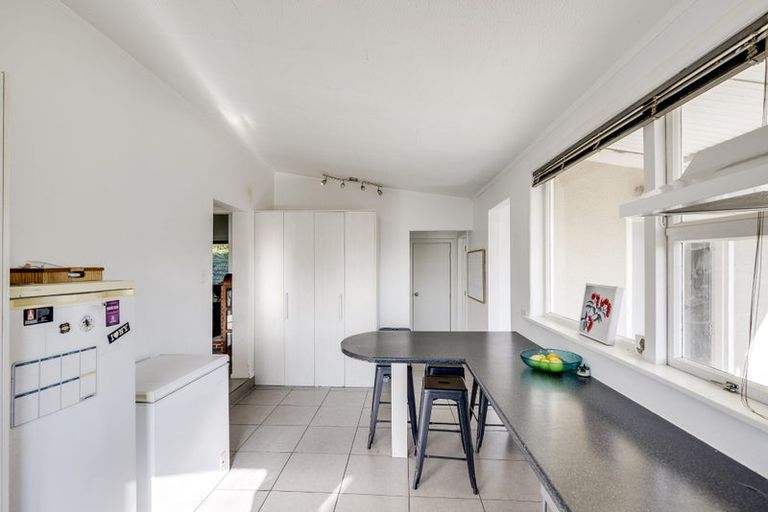 Photo of property in 2 Avondale Road, Taradale, Napier, 4112