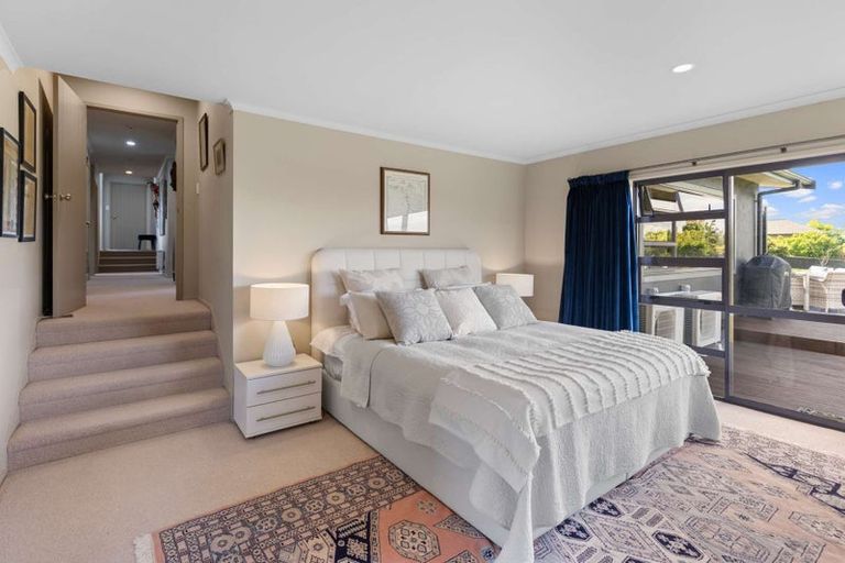 Photo of property in 28 Johnstone Drive, Fitzherbert, Palmerston North, 4410