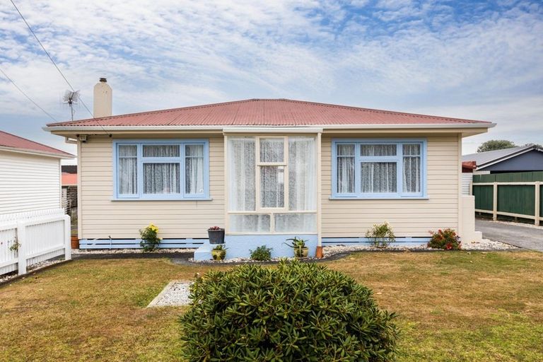 Photo of property in 84 Broadway, Waitara, 4320