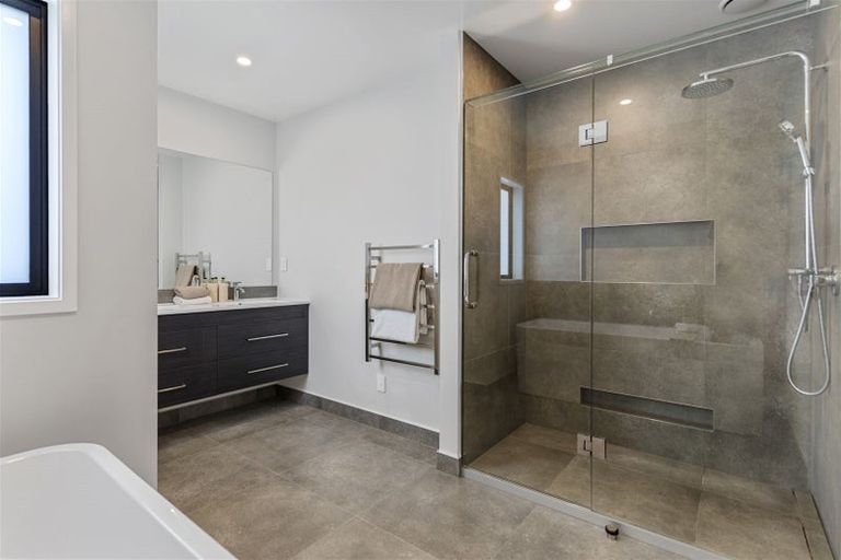 Photo of property in 63a Hellyers Street, Birkdale, Auckland, 0626