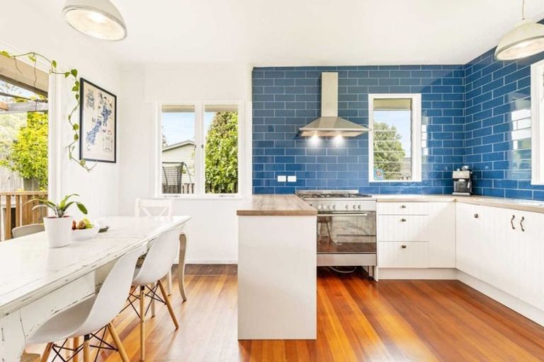 Photo of property in 10 Murray Road, Te Atatu Peninsula, Auckland, 0610