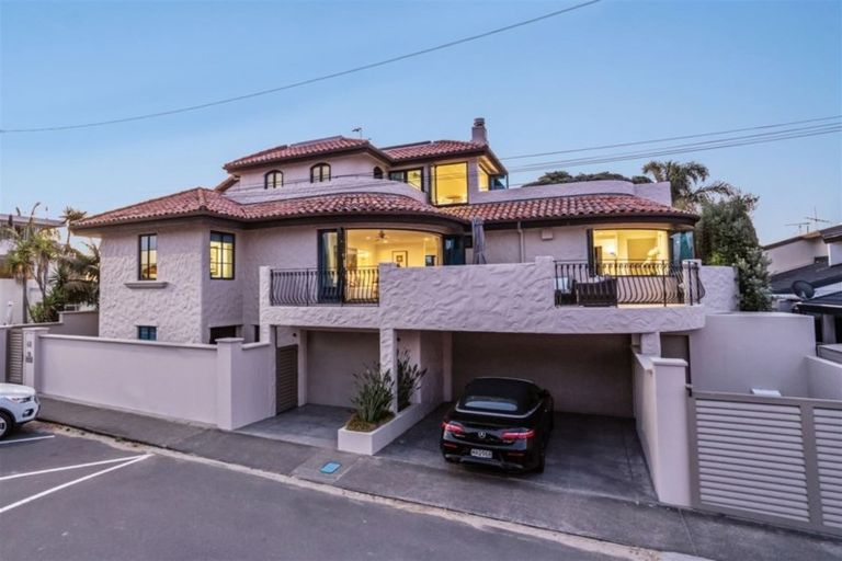 Photo of property in 1/60 Milford Road, Milford, Auckland, 0620