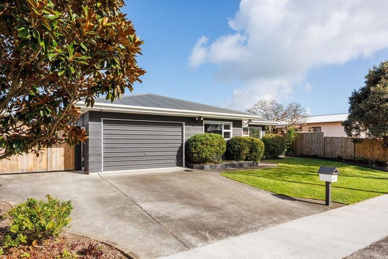 Photo of property in 4 Gladys Place, Kelvin Grove, Palmerston North, 4414