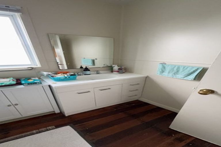 Photo of property in 37 Puriri Street, Helensville, 0800