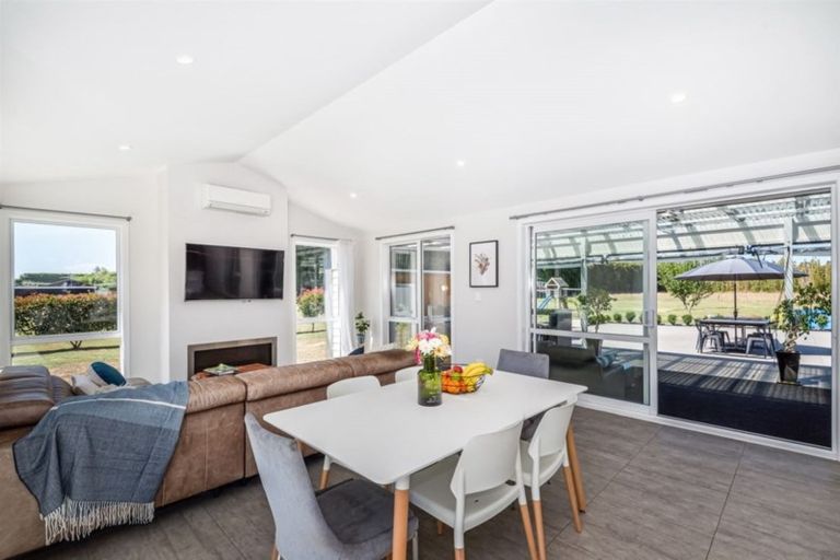 Photo of property in 773 Waitakere Road, Kumeu, 0891