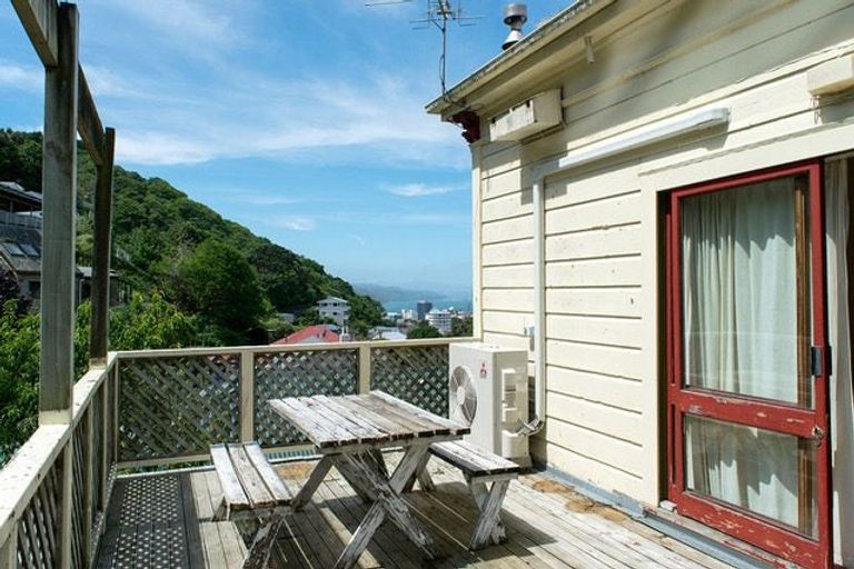 Photo of property in 90 Glenmore Street, Northland, Wellington, 6012